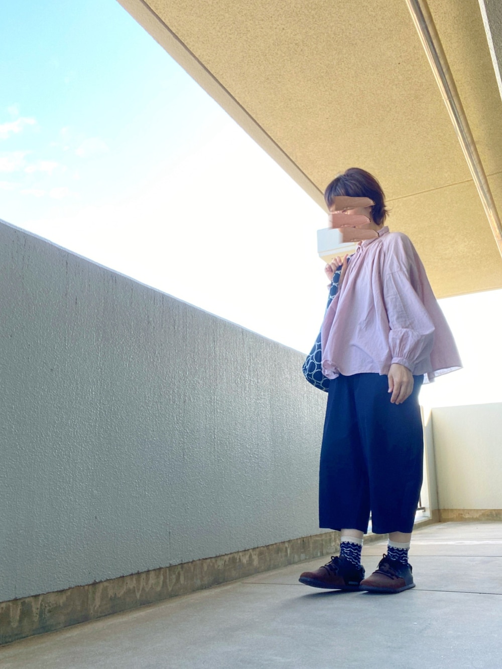 「秋のコーデ、きれいめカジュアル、大人ガーリー、カジュアル、休日スタイル」｜「Brocanteのアイテム（シャツ/ブラウス、ピンク系）」を使った、うた♪さん（レディース・163cm）の秋コーディネートの1枚目の写真