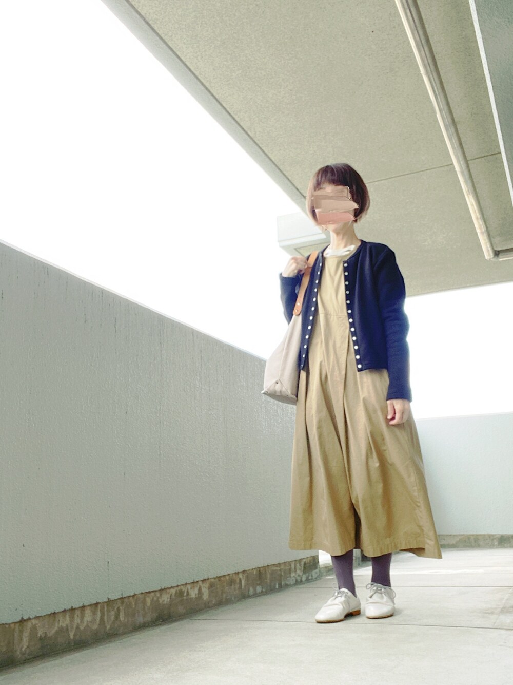 「春コーデ、シンプルコーデ、大人女子、大人コーデ、シンプル、ベージュコーデ、古着MIX」｜「agnes b.のM001 CARDIGAN　カーディガンプレッション（カーディガン/ボレロ、ブラック系）」を使った、うた♪さん（レディース・163cm）の春コーディネートの1枚目の写真