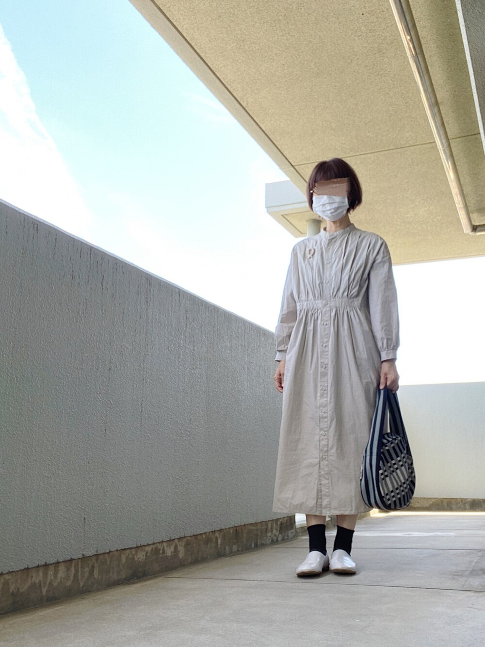 「休日コーデ、オトナカジュアル、きれいめカジュアル、大人女子、ショートヘア、ワンヒース」｜「オオカミとフクロウのアイテム（ワンピース、ベージュ系）」を使った、うた♪さん（レディース・163cm）の春コーディネートの1枚目の写真