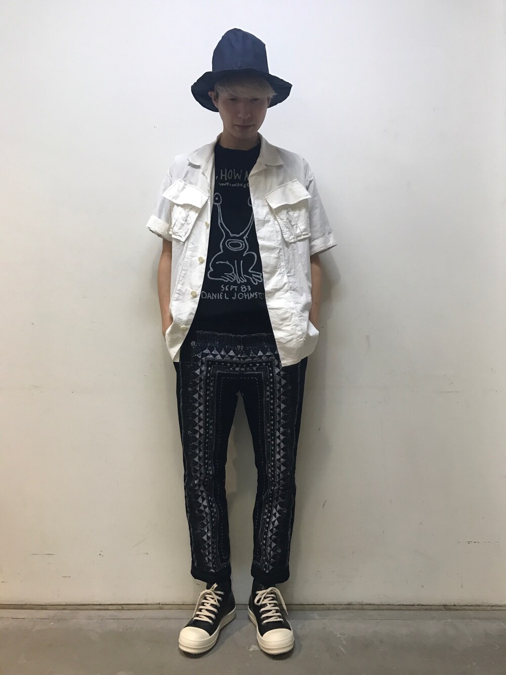 ブラック系のTシャツ/カットソー、ホワイト系のシャツ/ブラウス、ブルー系のその他パンツを着用したメンズの夏コーディネートの1枚目の写真