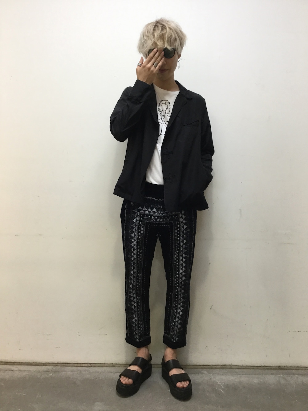 「TAKAHIROMIYASHITA The SoloIst. 、sacai、シャツスタイル、GUIDI、サンダル、Tシャツ、はるコーデ、サングラス、MIDWEST」｜「DIET BUTCHERのDIET BUTCHER SLIM SKIN 『SCRIBBILE PRINTED PATTI』Tシャツ（Tシャツ/カットソー、ホワイト系）」を使った、広原由也さん（メンズ・178cm）の夏コーディネートの1枚目の写真