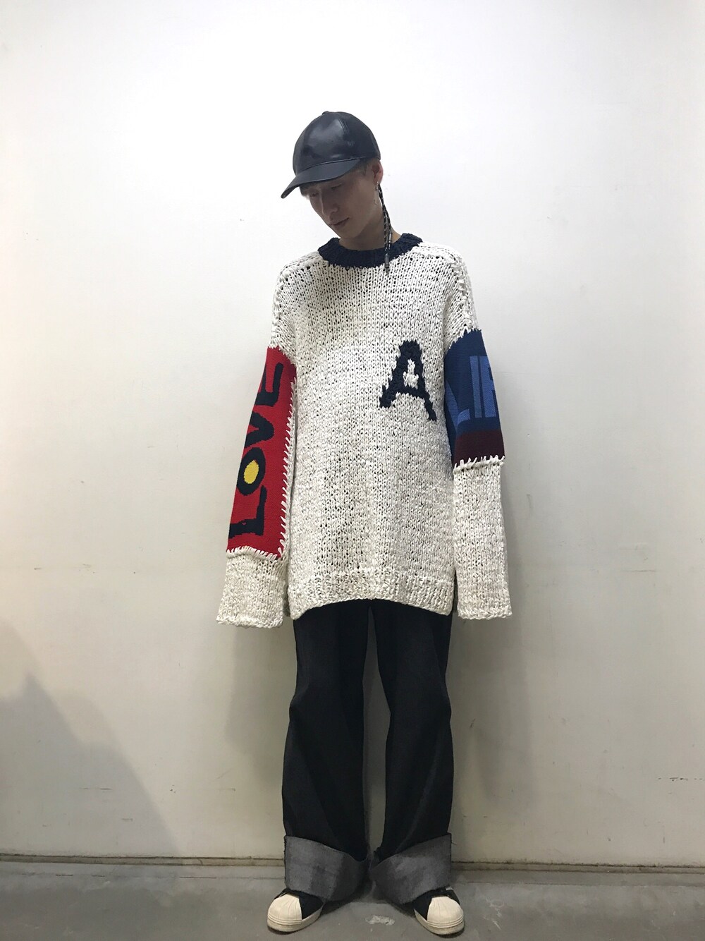 「ゆるコーデ、スニーカー、MIDWEST、AMBUSH、JOHNLAWRENCESULLIVAN、CHRISTIAN DADA、ビッグシルエット、ニット、秋冬、ワイドパンツ」｜「AMBUSHのAMBUSH 『LOVE/LIFE』ニット（ニット/セーター、ホワイト系）」を使った、広原由也さん（メンズ・178cm）の夏コーディネートの1枚目の写真