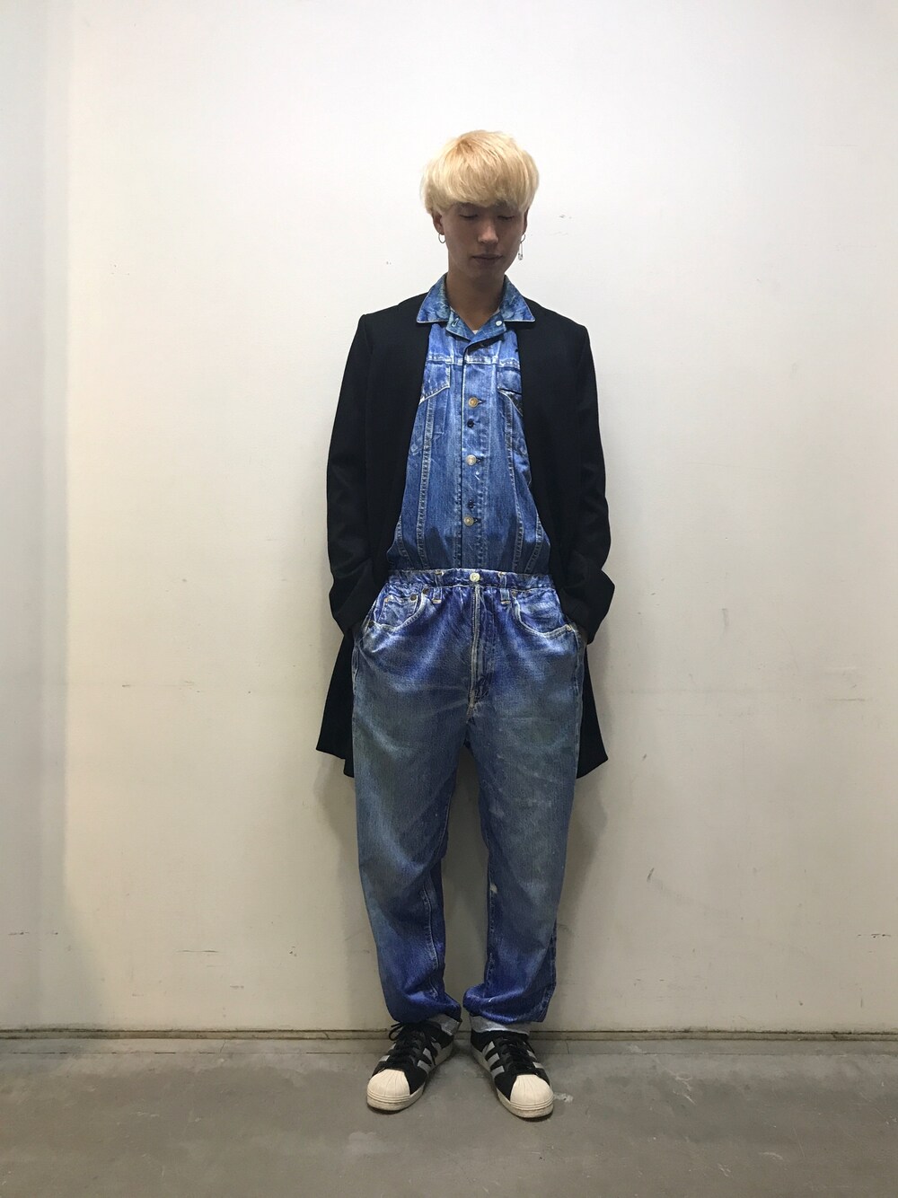 「ビックシルエット、シャツスタイル、デニム、TALKING ABOUT THE ABSTRACTION、MIDWEST、adidas、スニーカー、テーラードジャケット、CHRISTIAN DADA、セットアップ」｜「TALKING ABOUT THE ABSTRACTIONのアイテム（シャツ/ブラウス、ブルー系）」を使った、広原由也さん（メンズ・178cm）の夏コーディネートの1枚目の写真