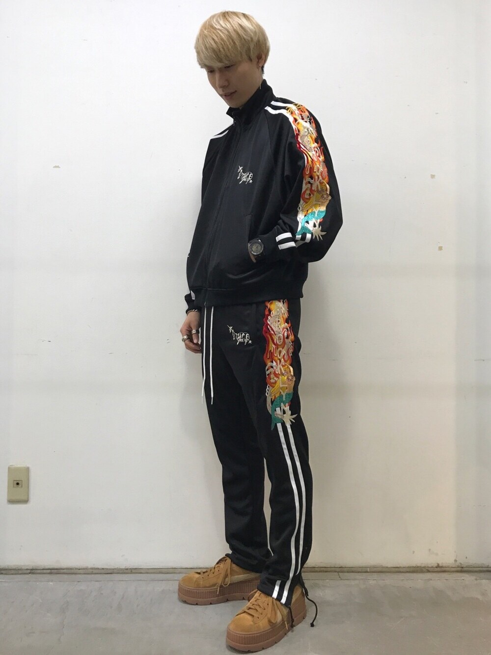 「秋のコーデ、スニーカーコーデ、スニーカー、トラックパンツ、黒、ブラック、doublet、MIDWEST、セットアップ、刺繍」｜「doubletのアイテム（ジャージ、ブラック系）」を使った、広原由也さん（メンズ・178cm）の秋コーディネートの1枚目の写真