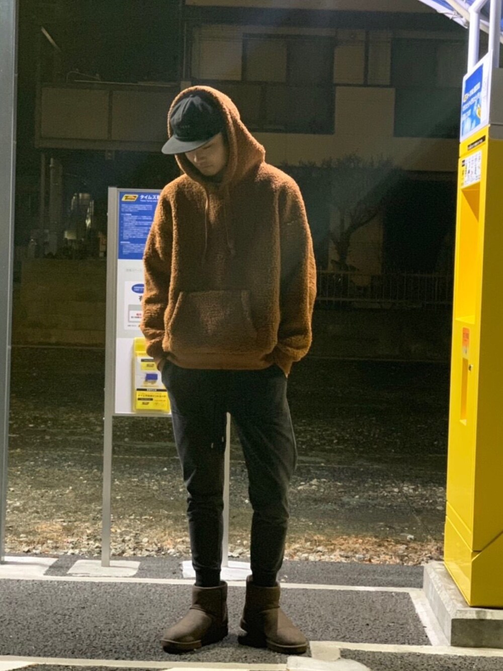 「シンプル、GU、お気に入りの服でデートに行こう、もこもこ、もこもこパーカー、休日スタイル」｜「American Eagleのアイテム（パーカー、ブラウン系）」を使った、Tomさん（メンズ・181cm）の冬コーディネートの1枚目の写真