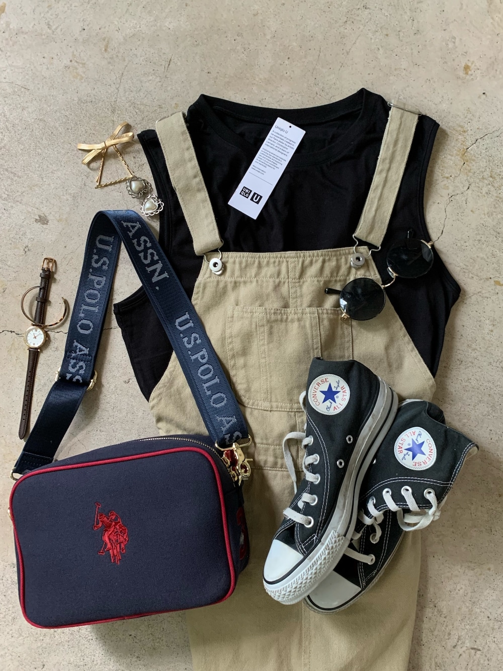 ベージュ系のオールインワン・サロペット、ブルー系のショルダーバッグ、ブラック系のTシャツ/カットソーを着用したレディースの夏コーディネートの1枚目の写真