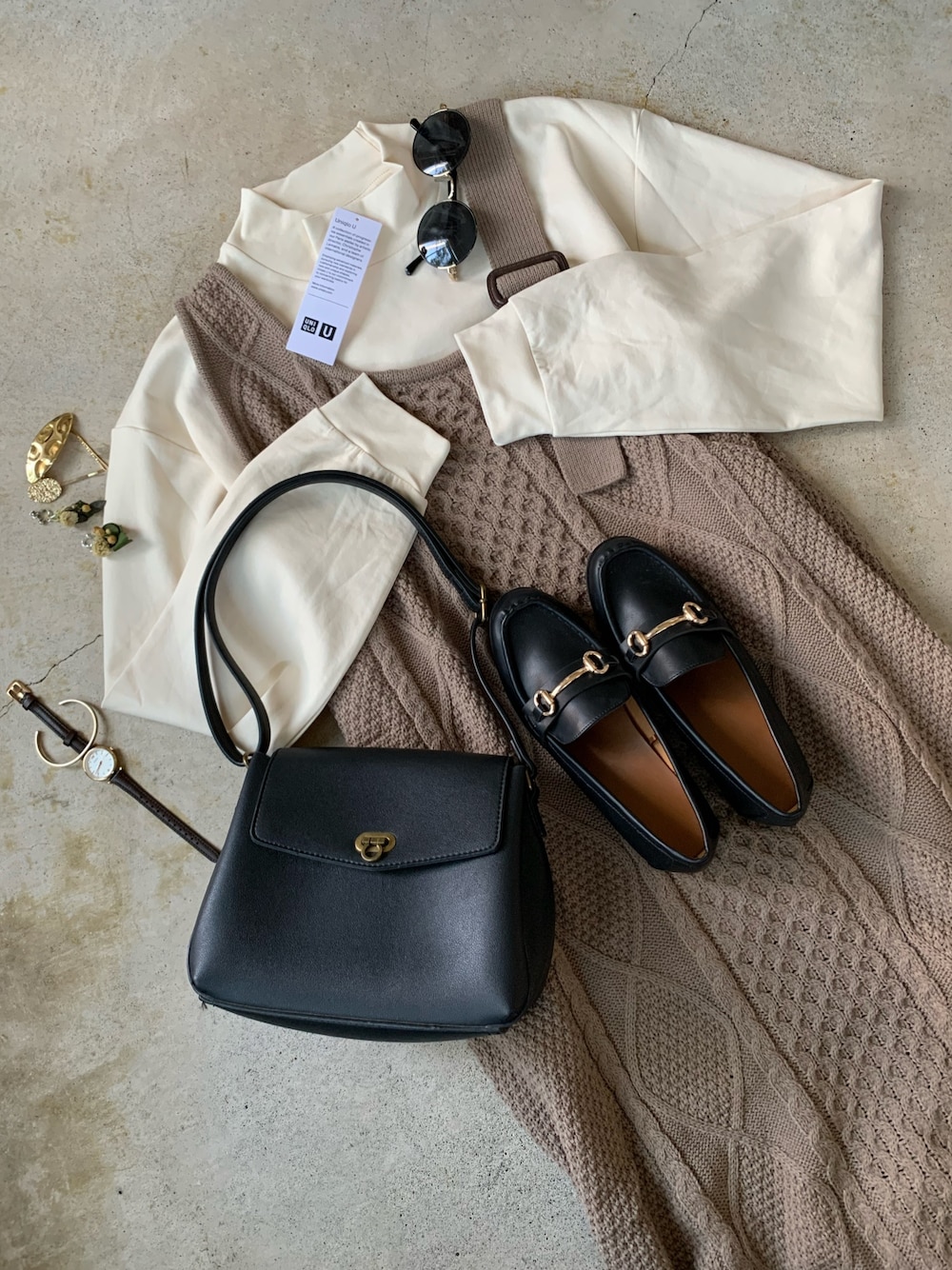 ホワイト系のTシャツ/カットソー、ベージュ系のワンピース/ドレス、ブラック系のローファーを着用したレディースの秋コーディネートの1枚目の写真