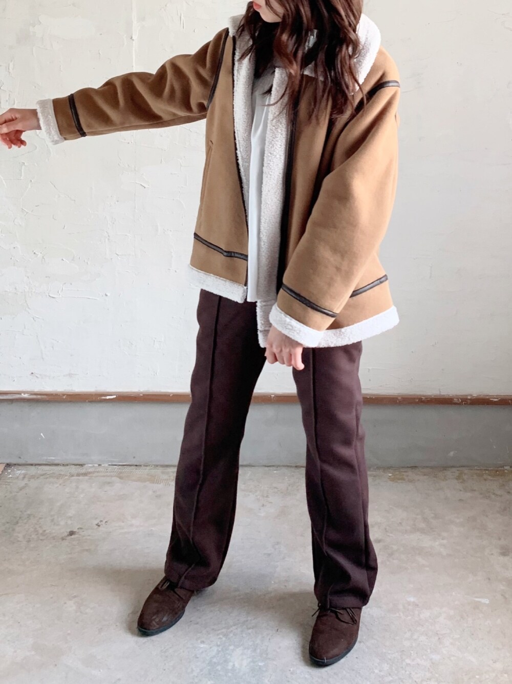「冬コーデ、シンプル、パンツスタイル、おしゃれさんと繋がりたい、ゆるコーデ、冬アウター、UNIQLO、ユニクロ」｜「UNIQLOのアイテム（ジャケット/アウター、ベージュ系）」を使った、トレンド服のイタフラさん（レディース・156cm）の冬コーディネートの1枚目の写真
