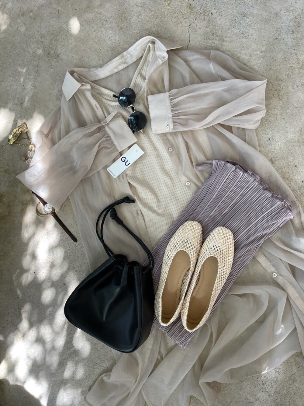 ベージュ系のシャツワンピース、ベージュ系のトップス、その他のパンツを着用したレディースの春コーディネートの1枚目の写真