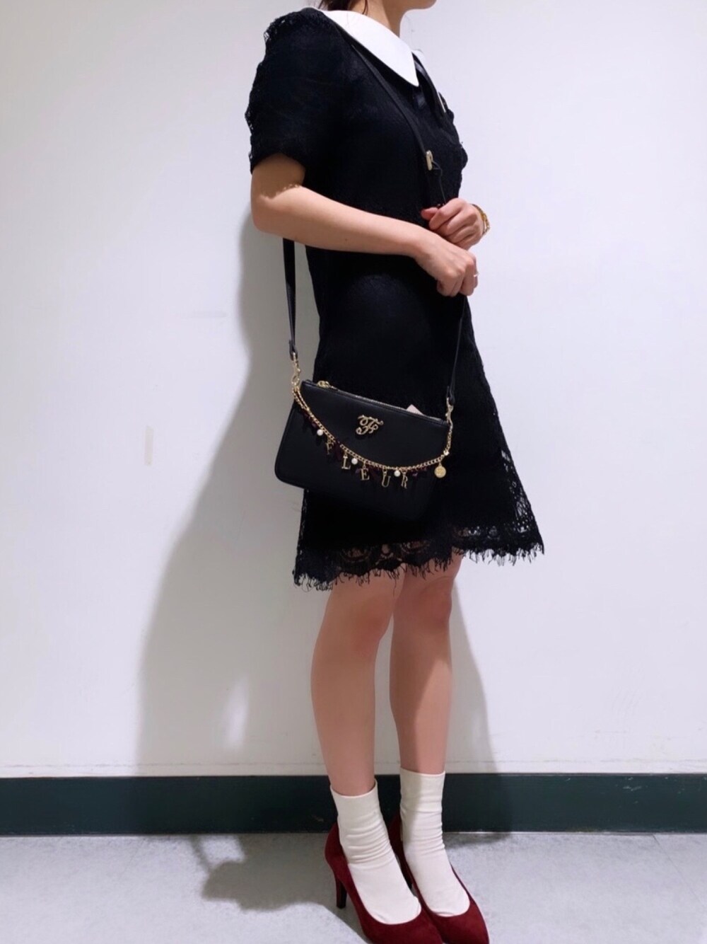 「Maison de FLEUR 、maisondefleur、メゾンドフルール、Maison de FLEUR Petite Robe、メゾンドフルールプチローブ、シンプルコーデ、黒、大人ガーリー、ショルダーバッグ、おでかけ」｜「Maison de FLEURの付け襟レースドレス（ワンピース、ブラック系）」を使った、メゾンドフルールstaffさん（レディース・154cm）の夏コーディネートの1枚目の写真