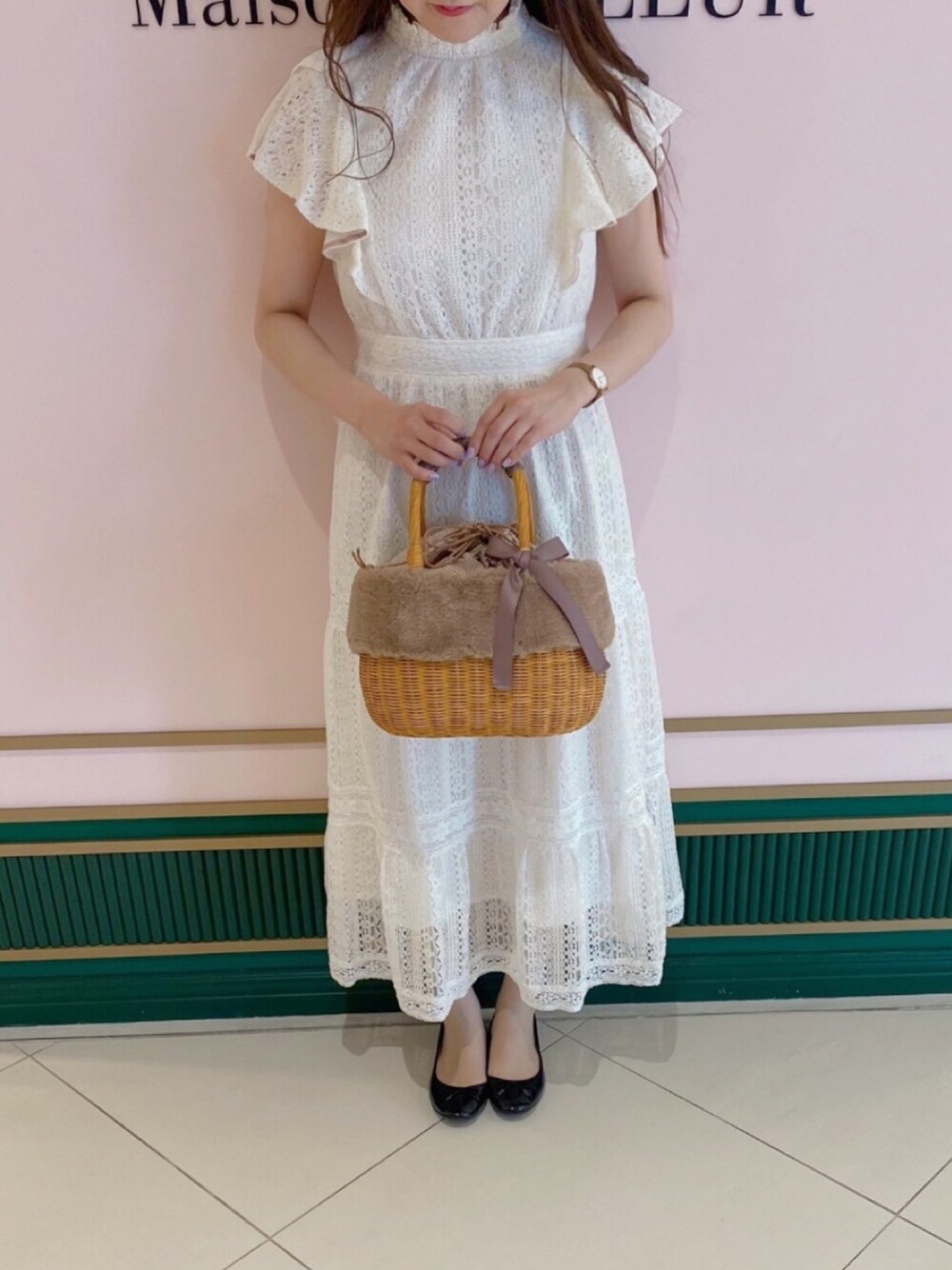 「大人コーデ、ファー小物、かごバッグ、大人ガーリー、Maison de FLEUR 、メゾンドフルール、メゾンドフルールプチローブ、Maison de FLEUR Petite Robe」｜「Maison de FLEURのラタンファーリボンカゴバッグ（トートバッグ、ベージュ系）」を使った、メゾンドフルールstaffさん（レディース・154cm）の夏コーディネートの1枚目の写真