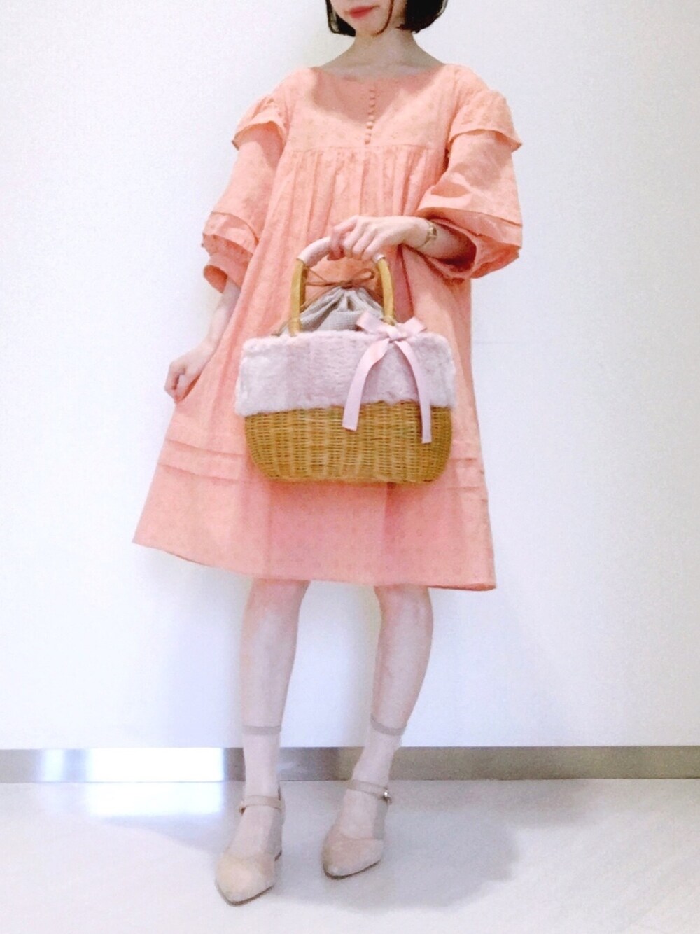 「ピンク、ファー小物、シンプルコーデ、かごバッグ、Maison de FLEUR 、オトナカジュアル、ラタンバッグ、メゾンドフルール、メゾンドフルールプチローブ、Maison de FLEUR Petite Robe」｜「Maison de FLEURのラタンファーリボンカゴバッグ（トートバッグ、ピンク系）」を使った、メゾンドフルールstaffさん（レディース・154cm）の夏コーディネートの1枚目の写真