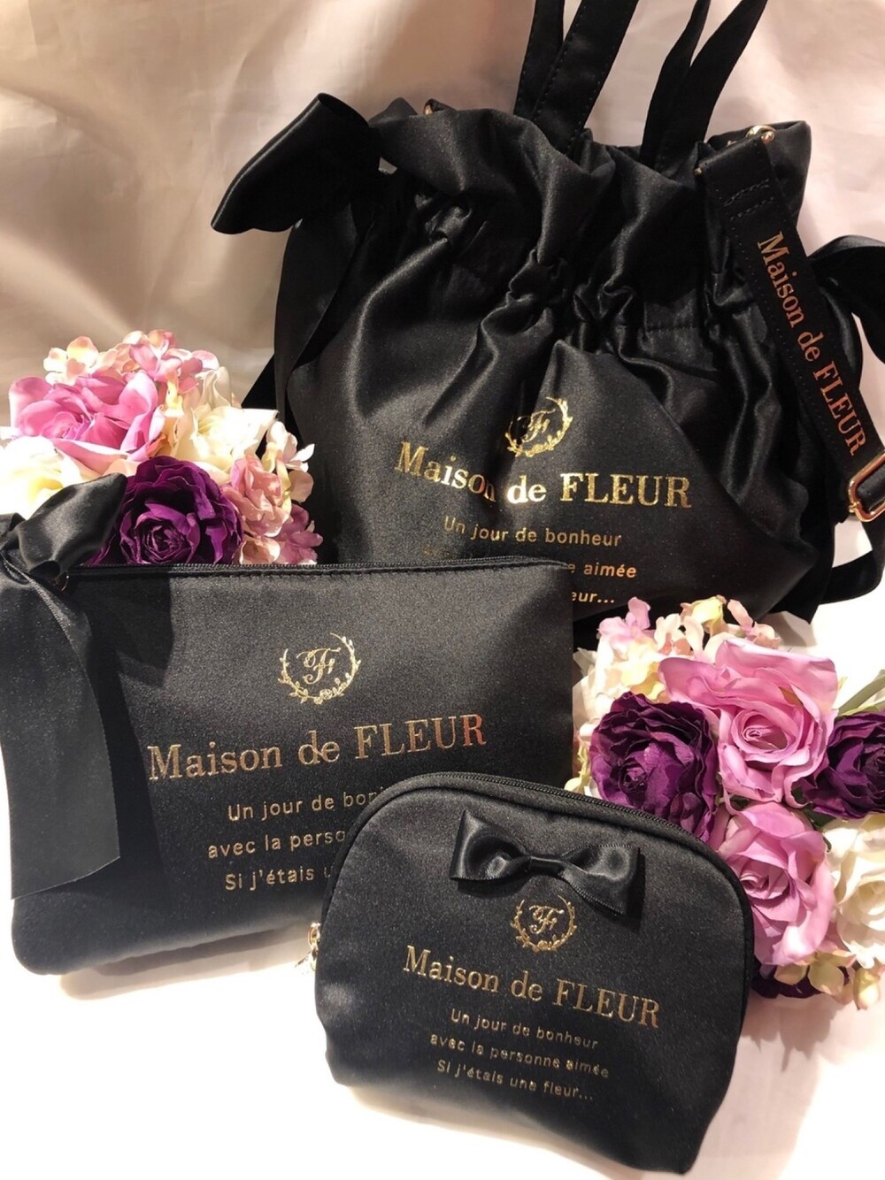 「トートバッグ、シンプル、ショルダーバッグ、ブラックコーデ、Maison de FLEUR 、メゾンドフルール、メゾンドフルールプチローブ、Maison de FLEUR Petite Robe」｜「Maison de FLEURのギャザー2Wayトートバッグ（トートバッグ、ブラック系）」を使った、メゾンドフルールstaffさん（レディース・154cm）の夏コーディネートの1枚目の写真
