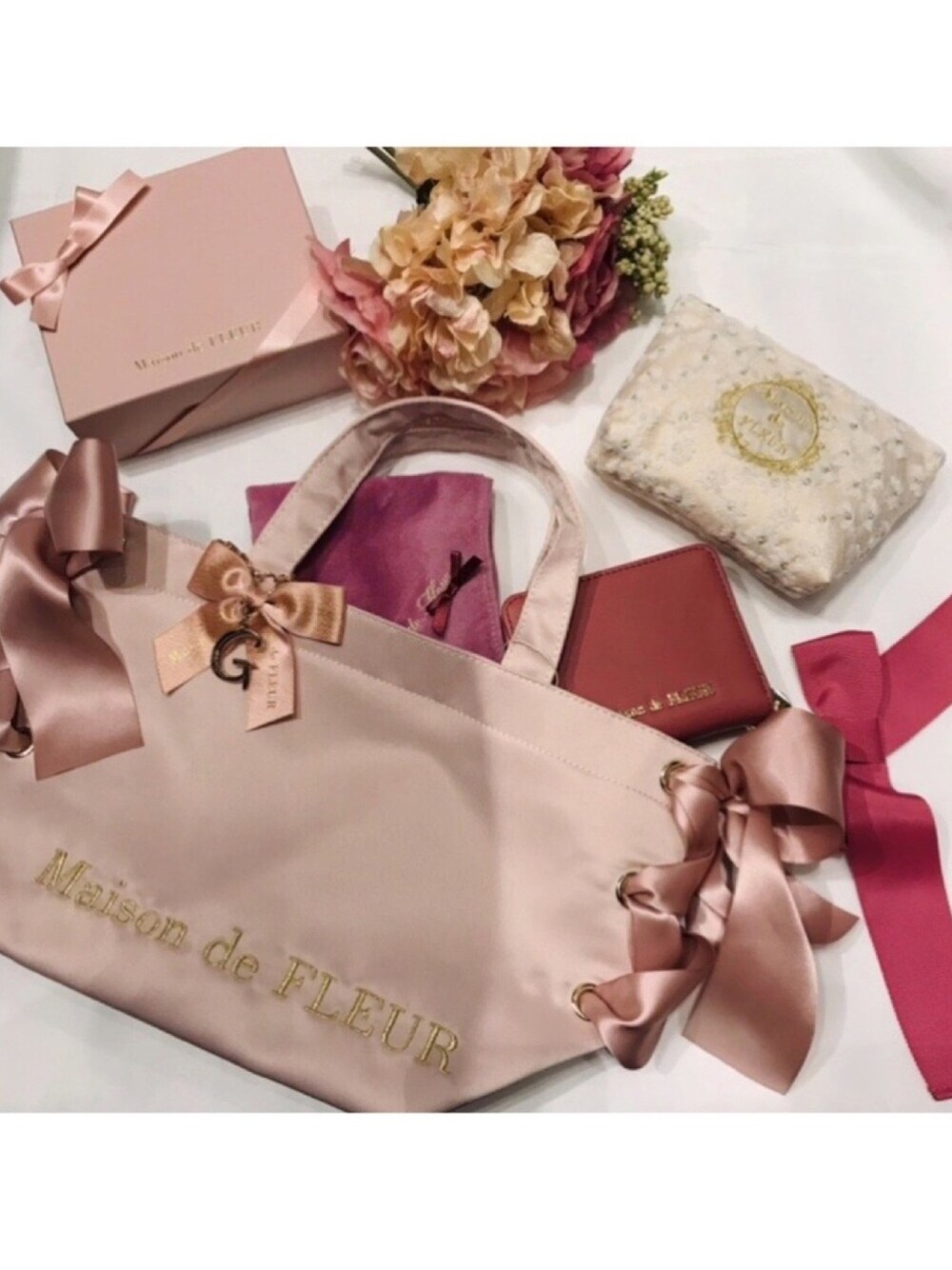 「ピンク、花柄、ギフト、春コーデ、ピンクベージュ、Maison de FLEUR 、メゾンドフルール、ミニ財布、サイドリボントートバッグ、私の推しブランド」｜「Maison de FLEURのサイドリボントートバッグ（トートバッグ、ピンク系）」を使った、メゾンドフルールstaffさん（レディース・154cm）の冬コーディネートの1枚目の写真