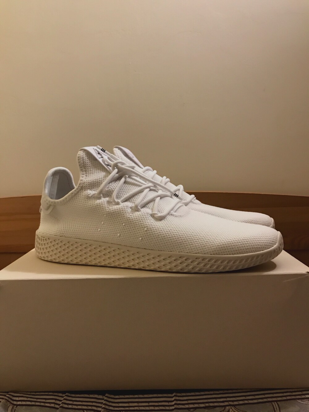 「adidas Originalsのアイテム（スニーカー、ホワイト系）」を使った、JPさん（メンズ・176cm）の冬コーディネートの1枚目の写真