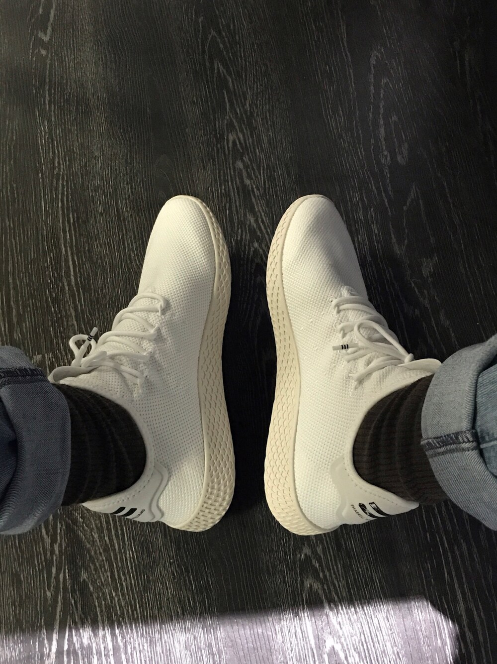 「adidas Originalsのアイテム（スニーカー、ホワイト系）」を使った、JPさん（メンズ・176cm）の冬コーディネートの1枚目の写真