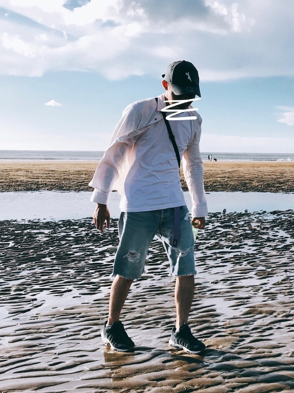 「denim、light color」｜「FRUIT OF THE LOOMのアイテム（Tシャツ/カットソー、ホワイト系）」を使った、JPさん（メンズ・176cm）の秋コーディネートの1枚目の写真