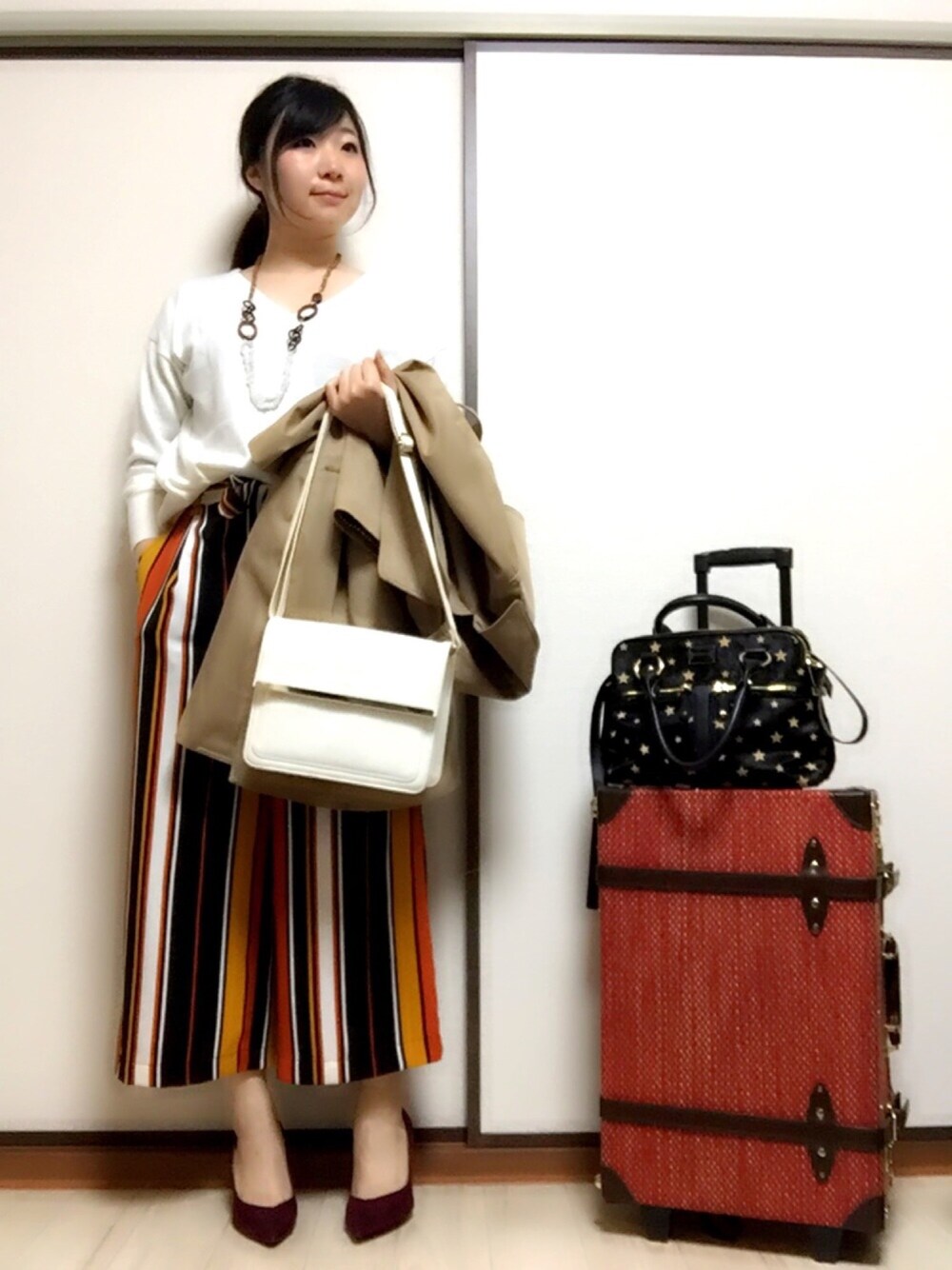 ホワイト系のニット/セーター、その他のその他パンツ、ベージュ系のトレンチコートを着用したレディースの春コーディネートの1枚目の写真