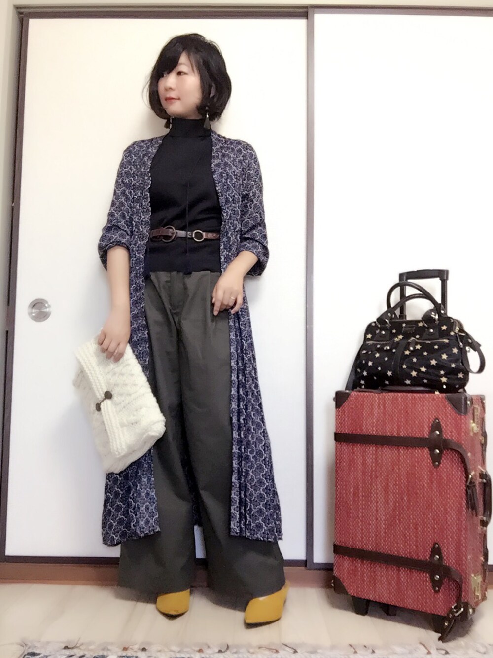 ブルー系のワンピース、ブラック系のTシャツ/カットソー、グリーン系のその他パンツを着用したレディースの秋コーディネートの1枚目の写真