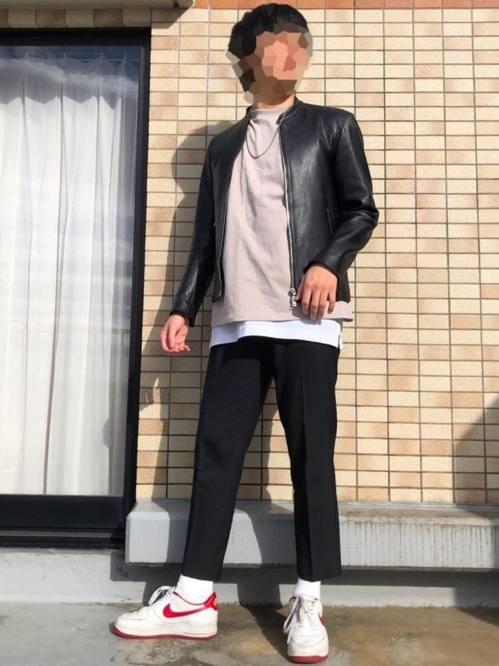 「春コーデ、大学生、おしゃれさんと繋がりたい、スラックス、ライダース、モノトーン、LIDnM、WYM、HARE、NIKE」｜「INTER FACTORYのWEARISTA tai × INTER FACTORY　シルバーネックレス（ネックレス、シルバー系）」を使った、はらたさん（メンズ・173cm）の春コーディネートの1枚目の写真