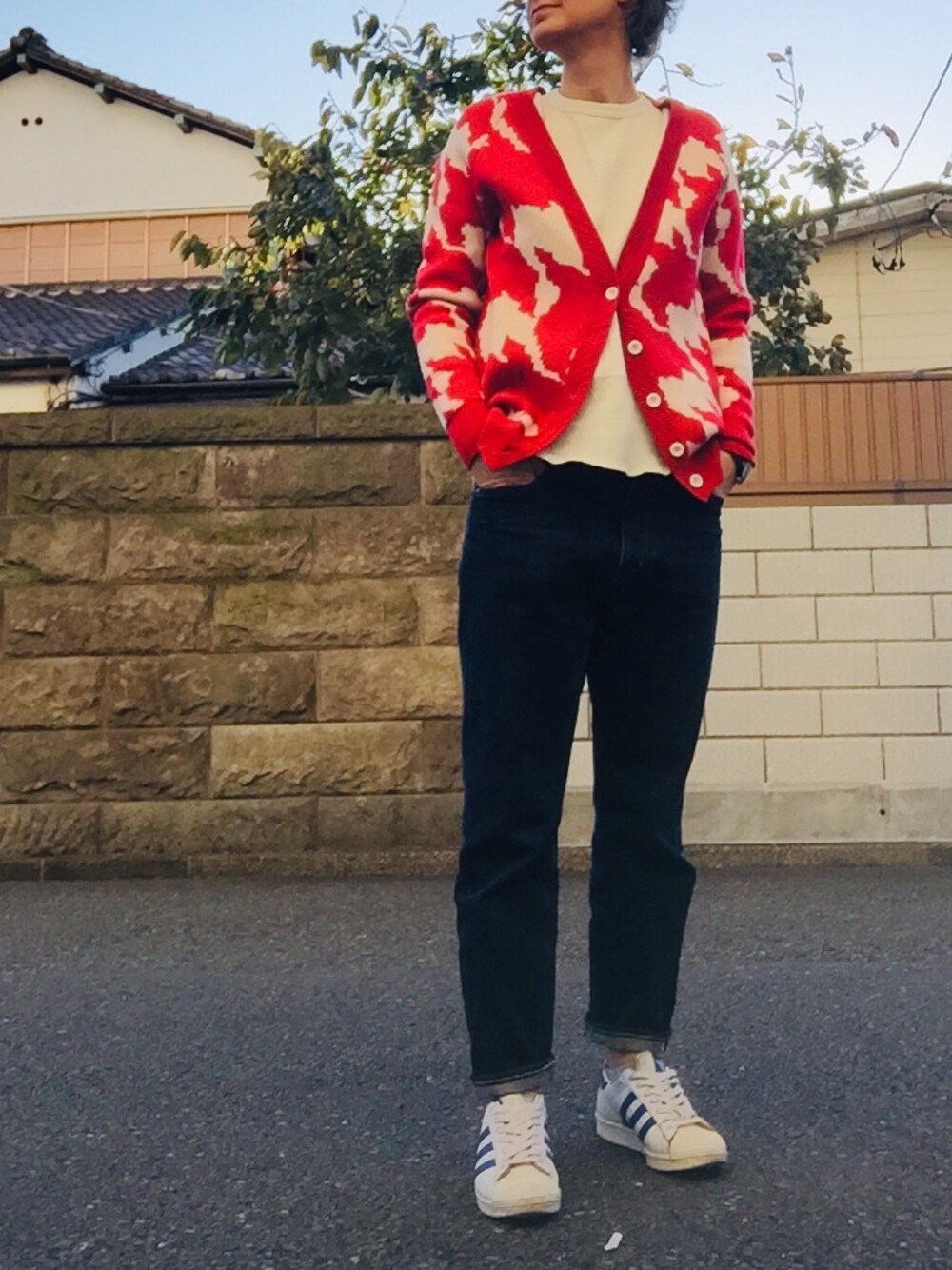 「YAECA、nigelcabourn、NIGEL CABOURN、daydream nation、yaeca デニム、赤カーディガン、スーパースター、スーパースター80's、カーディガンコーデ、カーディガンスタイル」｜「YAECAのアイテム（デニムパンツ、ブルー系）」を使った、zhさん（レディース・165cm）の秋コーディネートの1枚目の写真