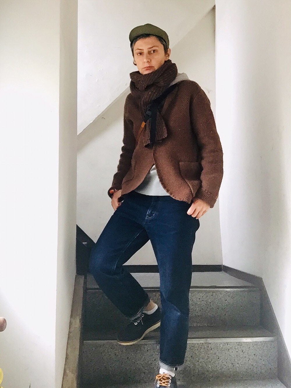「nonnative、yaeca デニム、YAECA、HELLY HANSEN、カーディガン、カーディガンコーデ、ワークブーツ、マフラー、マフラーぐるぐる、マフラーコーデ」｜「nonnativeのknit jacket （カーディガン/ボレロ、ブラウン系）」を使った、zhさん（レディース・165cm）の秋コーディネートの1枚目の写真