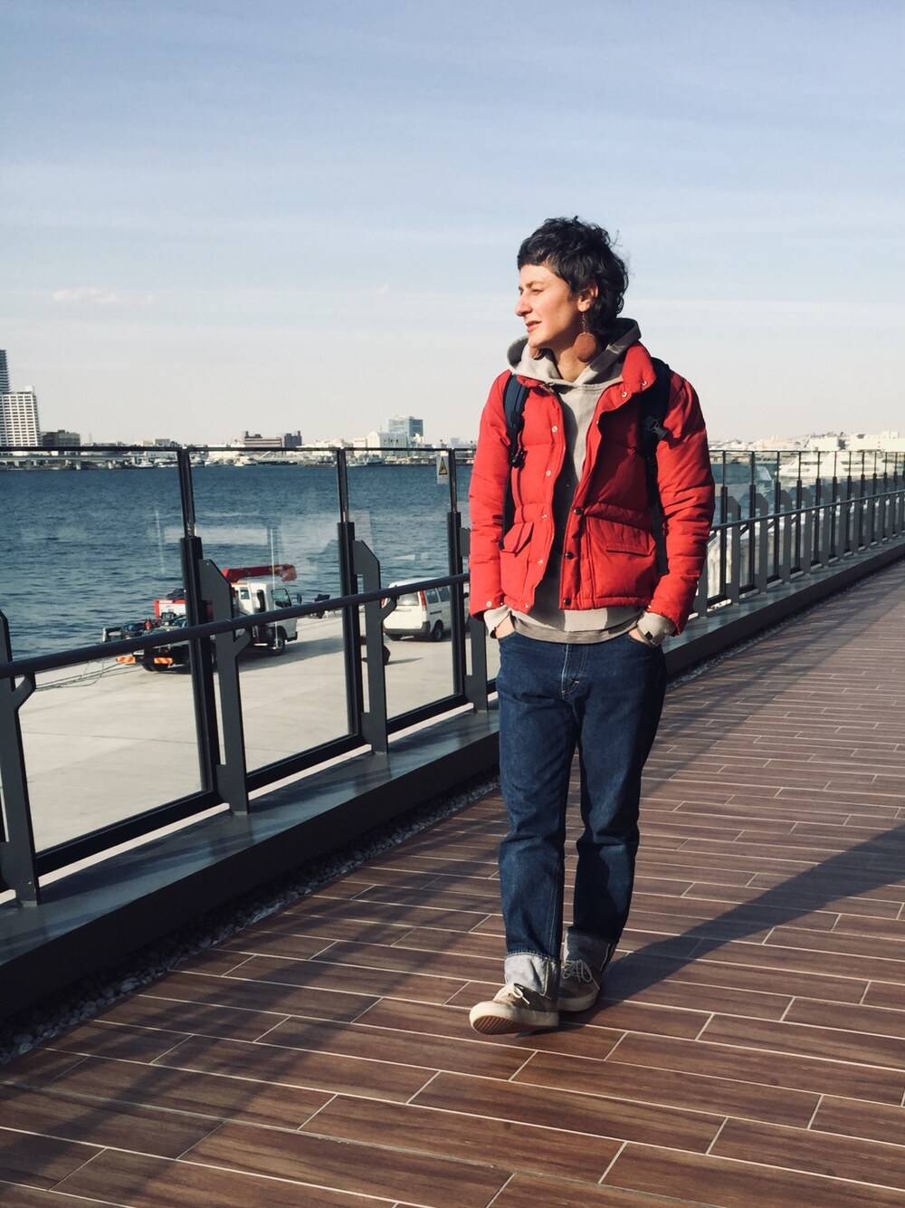 「WILDTHINGS、BEAMS BOY、ANATOMICA、Down Jacket 、赤ダウンジャケット、バックパック、リュック、アナトミカ、パーカー グレー」｜「ANATOMICAのANATOMICA　618 MARILYN II（デニムパンツ、ブルー系）」を使った、zhさん（レディース・165cm）の冬コーディネートの1枚目の写真
