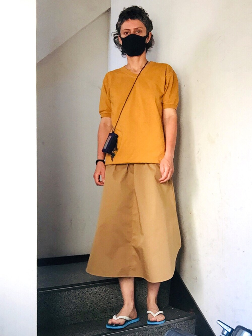「summer、ビーチサンダル、ロングスカート、ロングスカートコーデ、ドルマンスリーブ、からし色」｜「Goodwear(Since1983)の【Goodwear/グッドウェア】V-NECK S/SL TEE CUFF HEM RIB：Tシャツ（Tシャツ/カットソー、イエロー系）」を使った、zhさん（レディース・165cm）の春コーディネートの1枚目の写真
