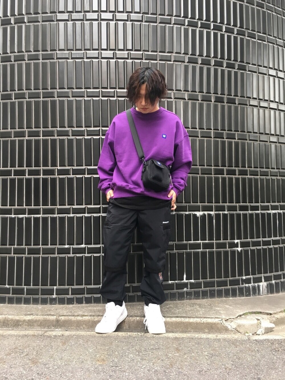 「シンプル、ショルダーバッグ、黒、スニーカーコーデ、ootd、シンプルコーデ、春コーデ、ゆるコーデ、WHITELAND BLACKBURN、いいね、save、フォローお願いします🤑」｜「WHITELANDのWHITELAND/ホワイトランド/WAPPEN スウェット（スウェット、パープル系）」を使った、keitaさん（メンズ・170cm）の春コーディネートの1枚目の写真
