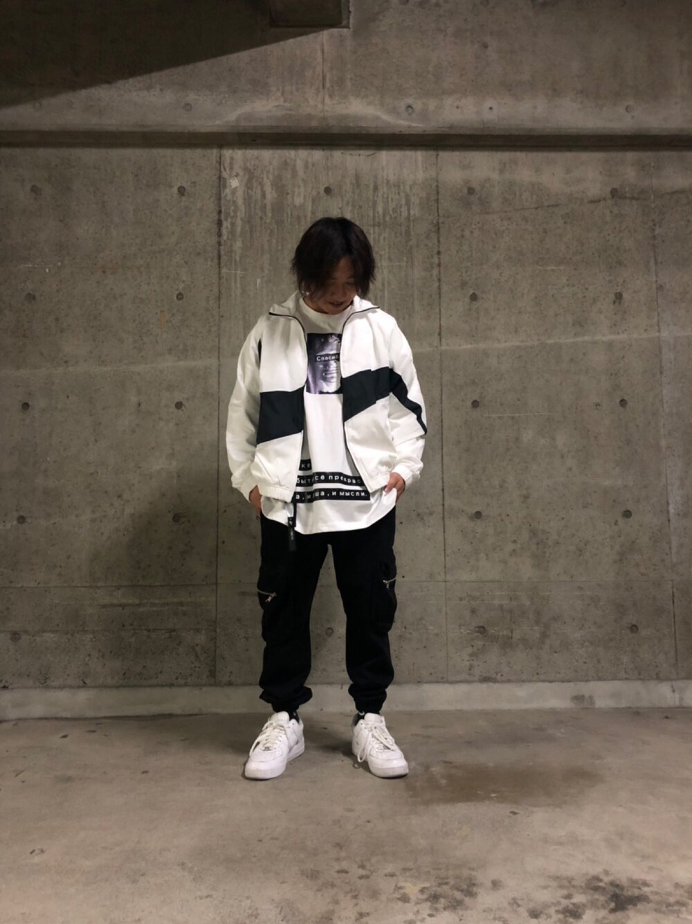 「ブラック、ブラックコーデ、ストリート、オーバーサイズ、Danke schon、休日スタイル、street、ビックシルエット、streetstyle、お洒落さんとつながりたい」｜「DANKE SCHONのDankeSchon/ダンケシェーン/CYRILL ロングスリーブTシャツ（Tシャツ/カットソー、ホワイト系）」を使った、keitaさん（メンズ・170cm）の春コーディネートの1枚目の写真
