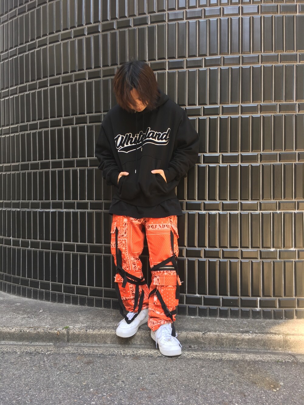 ブラック系のパーカー、レッド系のその他パンツ、ブラック系のパーカーを着用したメンズの春コーディネートの1枚目の写真