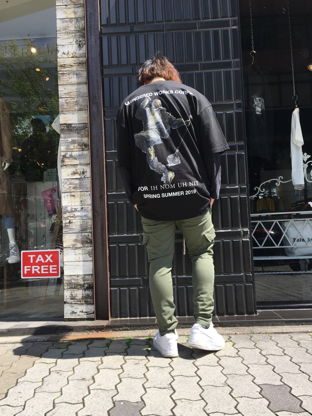 グリーン系のその他パンツ、グリーン系のカーゴパンツを着用したメンズの春コーディネートの1枚目の写真