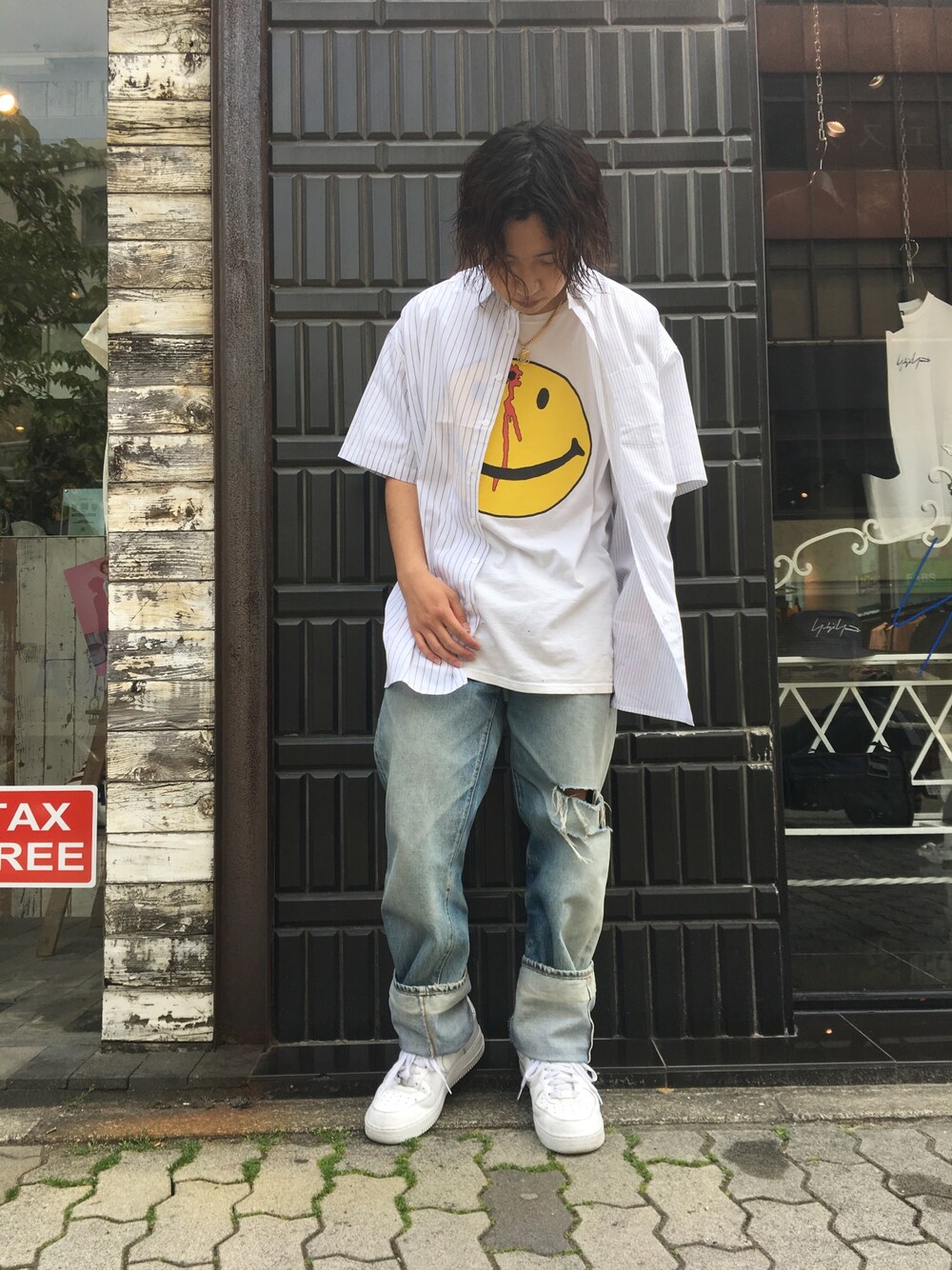 「シンプル、ストリート、休日スタイル、デニムパンツ、きれいめカジュアル、春、黒コーデ、WHITELAND BLACKBURN、おしゃれさんと繋がりたい、いいね、save、フォローお願いします🤑」｜「WHITELANDのWHITELAND/ホワイトランド/ドッキングシャツ（シャツ/ブラウス、ホワイト系）」を使った、keitaさん（メンズ・170cm）の春コーディネートの1枚目の写真