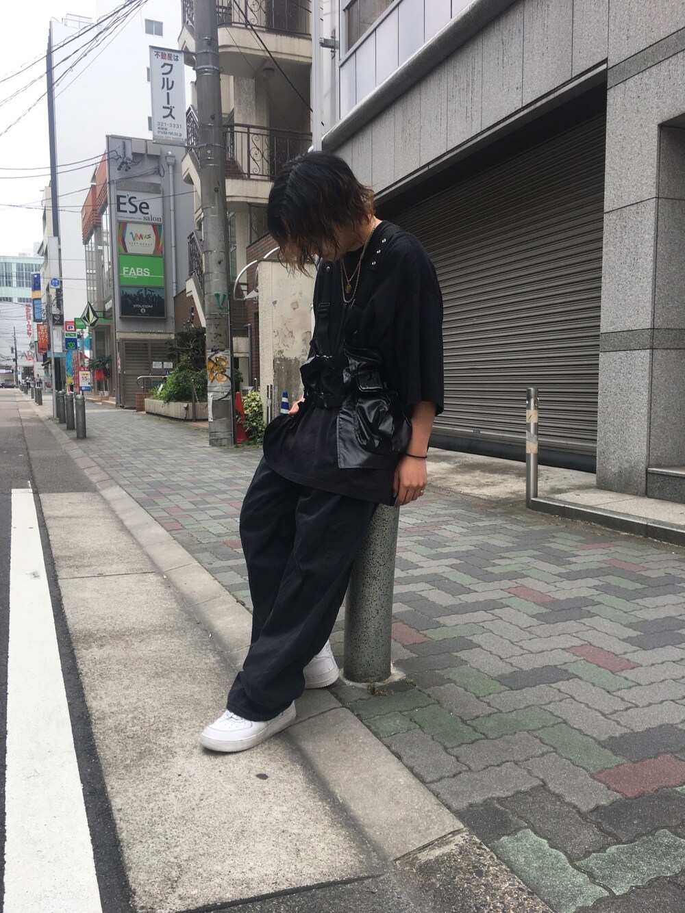 ブラック系のベスト、ブラック系のベストを着用したメンズの夏コーディネートの1枚目の写真