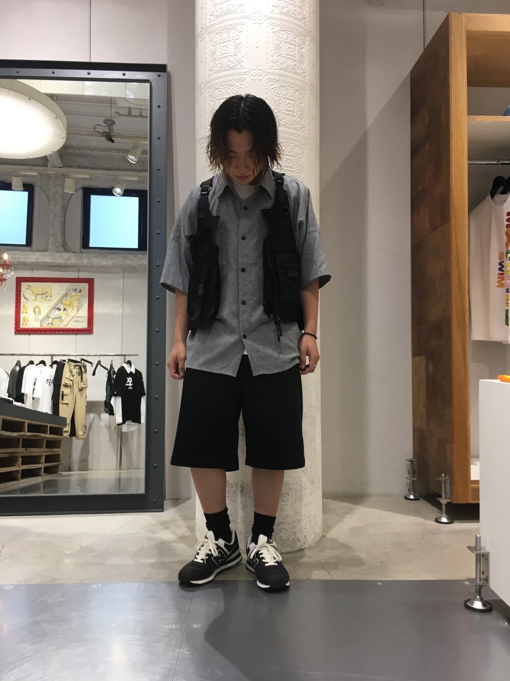 グレー系のシャツ/ブラウス、ブラック系のベスト、ブラック系のベストを着用したメンズの夏コーディネートの1枚目の写真