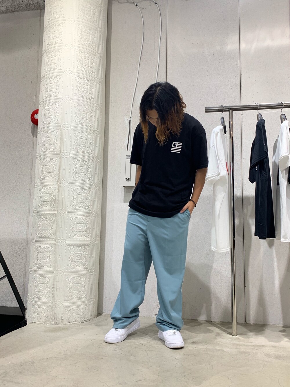 ブルー系のその他パンツ、ブルー系のその他パンツ、ブルー系のその他パンツを着用したメンズの夏コーディネートの1枚目の写真