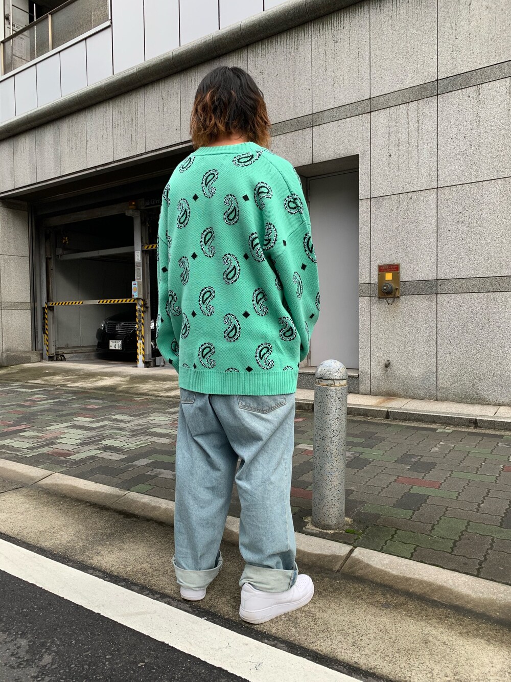 グリーン系のカーディガン/ボレロを着用したメンズの夏コーディネートの1枚目の写真