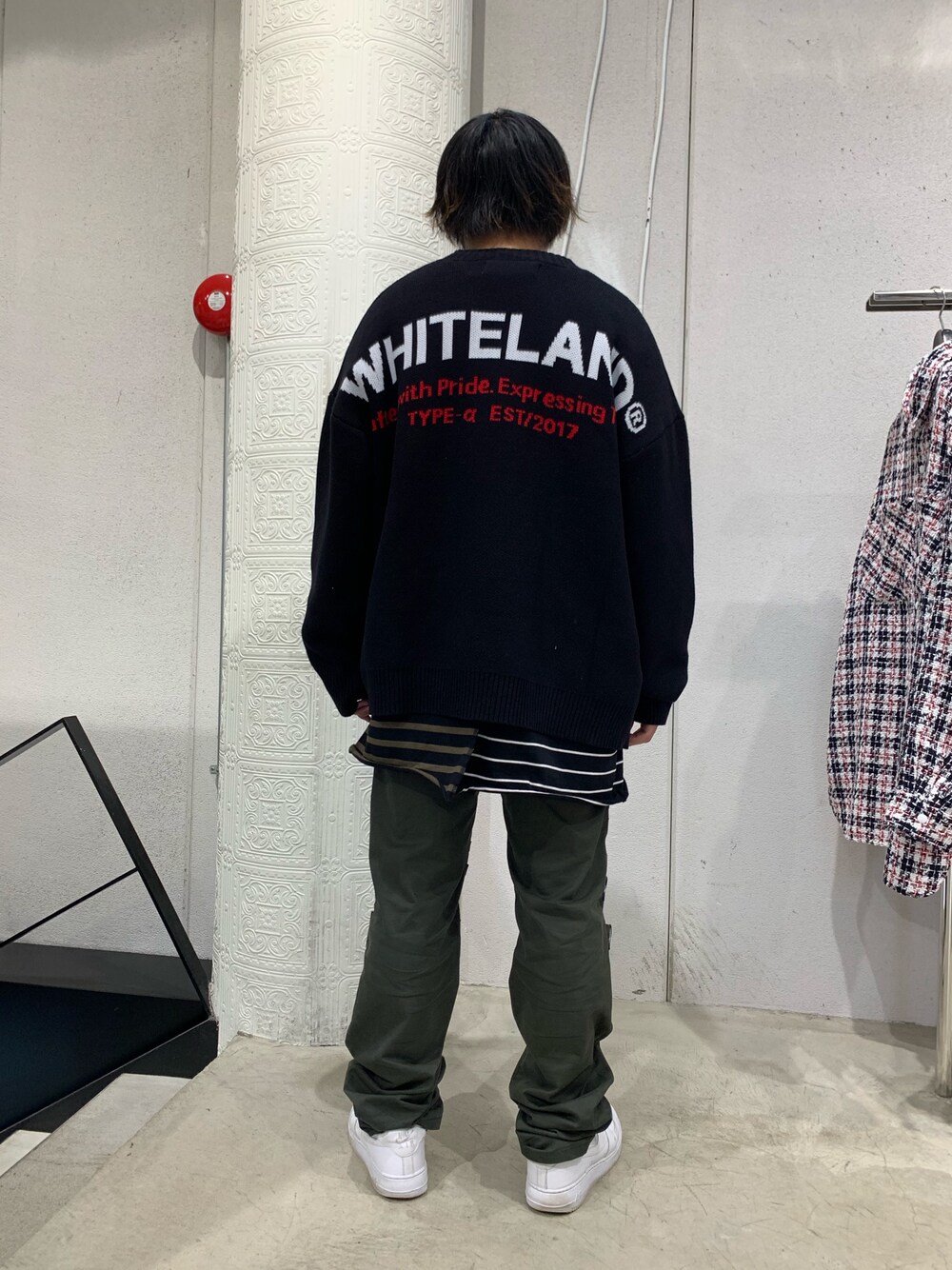 ブラック系のカーディガン/ボレロ、ブラック系のカーディガン/ボレロ、ブラック系のカーディガン/ボレロを着用したメンズの秋コーディネートの1枚目の写真