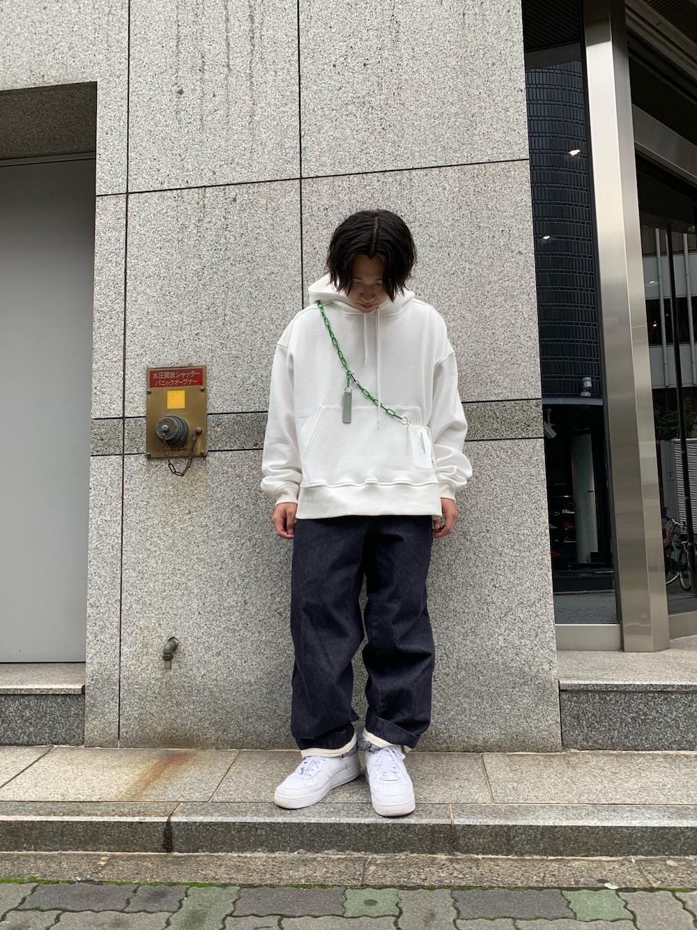 「シンプル、ootd、ゆるコーデ、秋、オトナカジュアル、秋コーデ、秋冬コーデ、宇宙兄弟、おしゃれさんと繋がりたい、wearhalloween2019」｜「WHITELANDのWHITELAND/ホワイトランド/AL-FA パーカー（パーカー、ホワイト系）」を使った、keitaさん（メンズ・170cm）の秋コーディネートの1枚目の写真