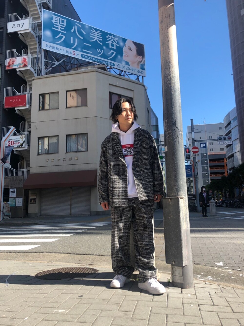 「wearhalloween2019、宇宙兄弟、秋コーデ、秋冬コーデ、きれいめカジュアル、スニーカー、韓国ファッション、ブラウン、スウェット、パーカー」｜「BlackEyePatchのアイテム（ジャケット/アウター、グレー系）」を使った、keitaさん（メンズ・170cm）の秋コーディネートの1枚目の写真