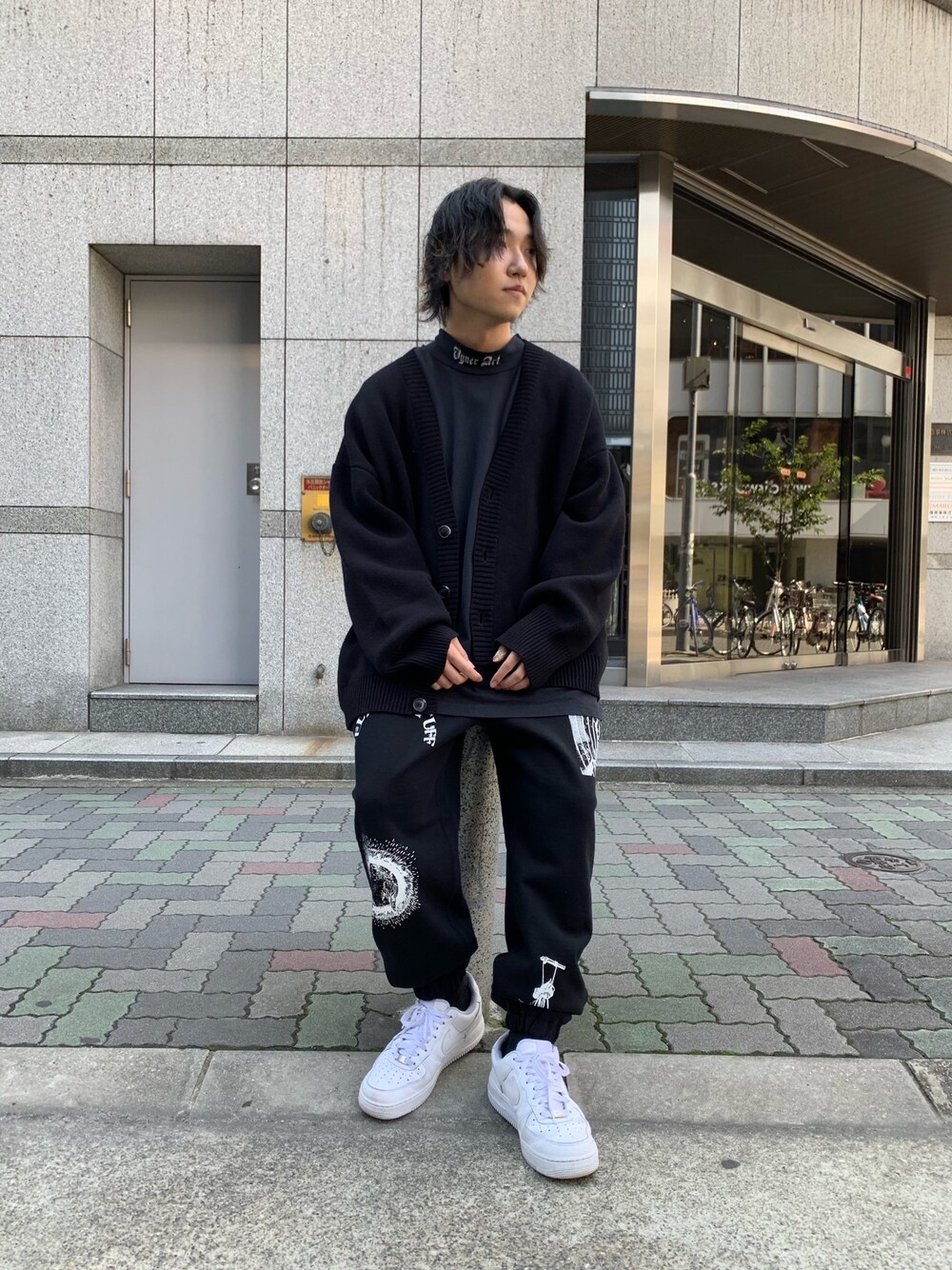 ブラック系のカーディガン/ボレロ、ブラック系のカーディガン/ボレロを着用したメンズの秋コーディネートの1枚目の写真