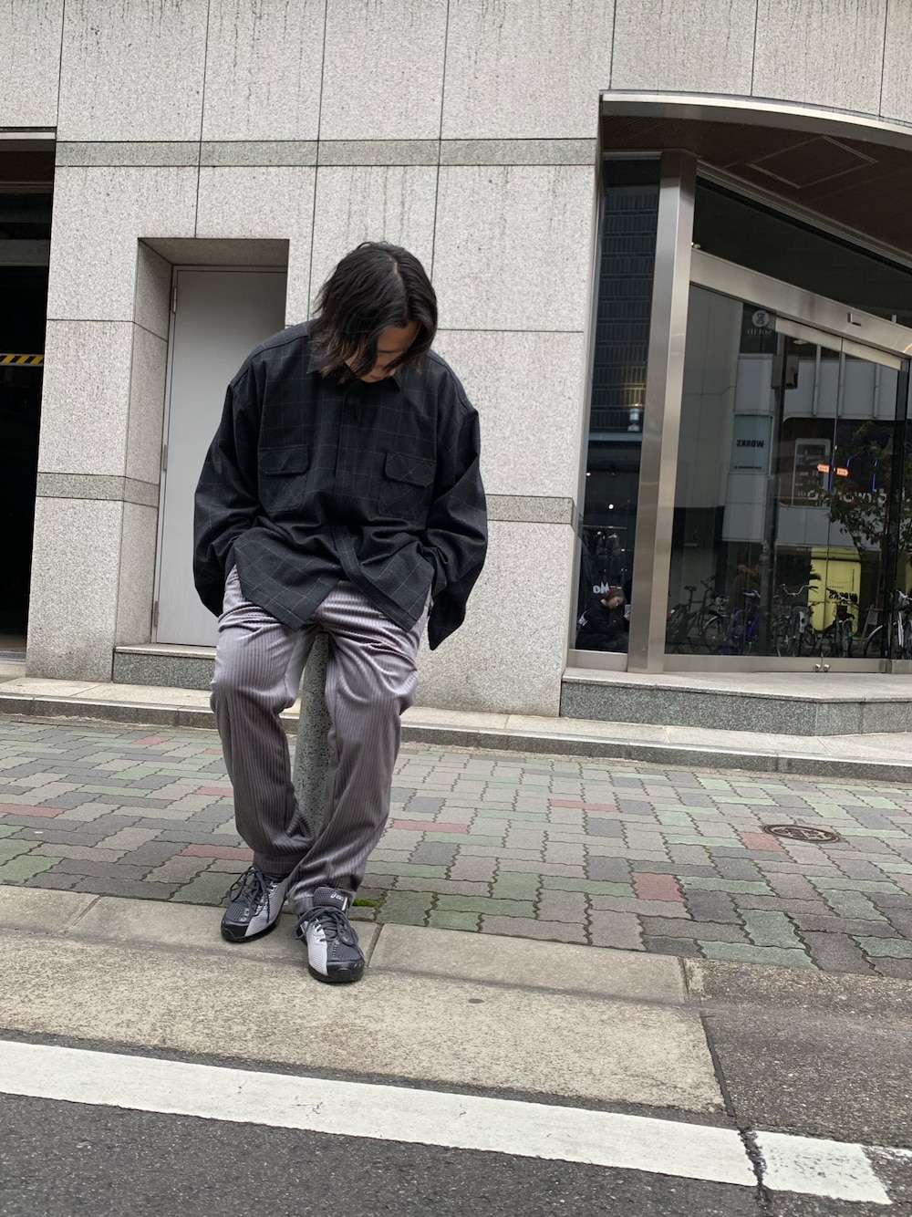 グレー系のその他パンツ、グレー系のその他パンツ、グレー系のその他パンツを着用したメンズの秋コーディネートの1枚目の写真