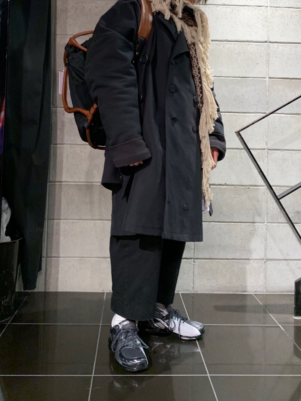 「おしゃれさんと繋がりたい、冬コーデ、黒、ゆるコーデ、スニーカー、コート、キレイめ、革靴、NIKE、GU」｜「KIKO KOSTADINOVのアイテム（スニーカー、ブラック系）」を使った、keitaさん（メンズ・170cm）の秋コーディネートの1枚目の写真