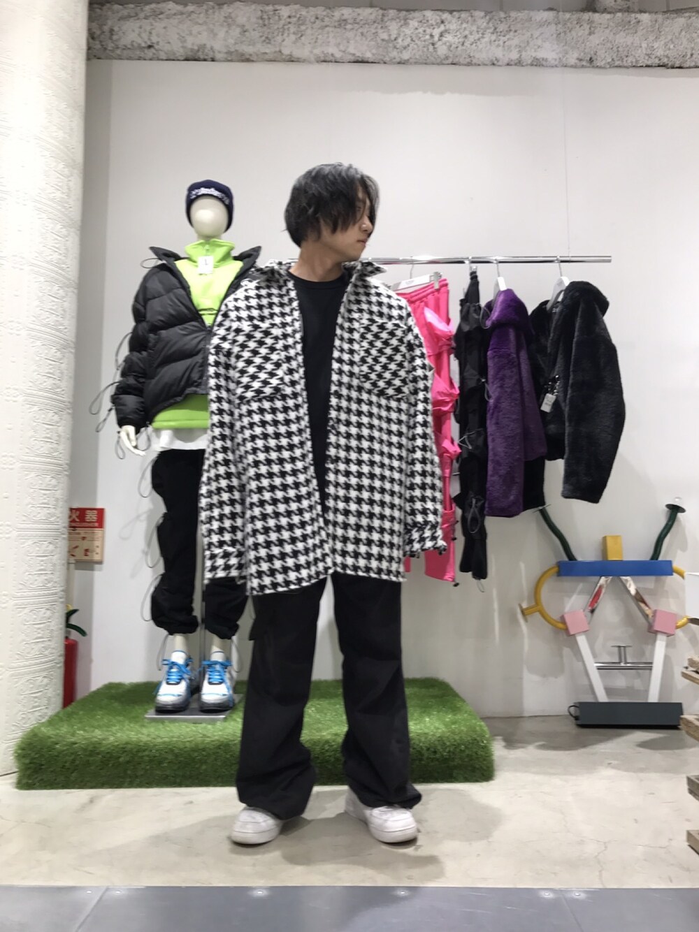 ブラック系のシャツ/ブラウス、ブラック系のシャツ/ブラウス、ブラック系のシャツ/ブラウスを着用したメンズの冬コーディネートの1枚目の写真