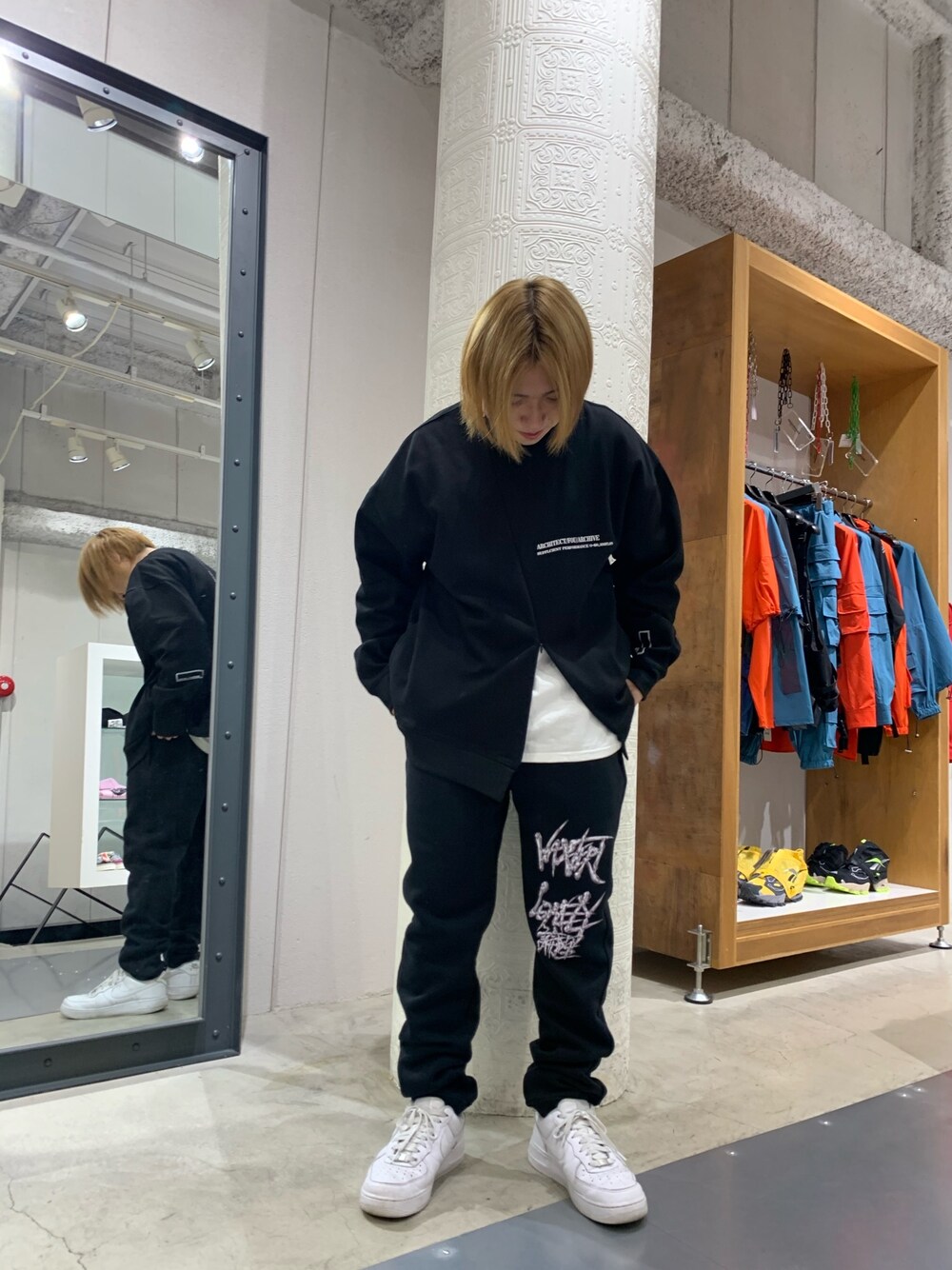 「カジュアル、ブラック、UNIQLO、スニーカーコーデ、休日スタイル、春コーデ、ゆるコーデ」｜「LONELY/論理のLONELY(論理)/ロンリー/METALIC SWEAT PANTS/スウェットパンツ（スウェットパンツ、ブラック系）」を使った、keitaさん（メンズ・170cm）の冬コーディネートの1枚目の写真