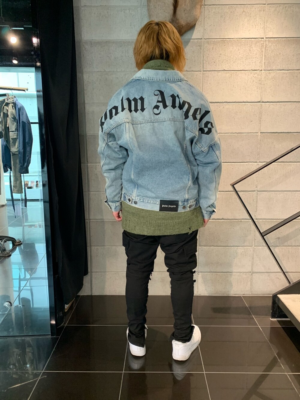 「スウェット、スニーカー、大学生、ラフ、大人コーデ、春、今日のコーデ」｜「DANKE SCHONのDankeSchon/ダンケシェーン/ZIP CARGO PANTS(カーゴパンツ)（カーゴパンツ、ブラック系）」を使った、keitaさん（メンズ・170cm）の冬コーディネートの1枚目の写真