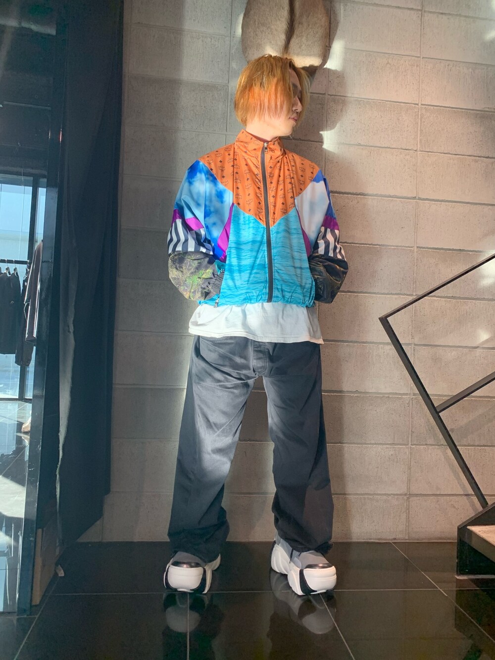 「ブラウン色に染まれ、LHP、お洒落さんとつながりたい、カジュアルコーデ、セットアップ、いいね返し、ワイドデニム、低身長コーデ、Dr.Martens」｜「MCMのアイテム（ブルゾン、オレンジ系）」を使った、keitaさん（メンズ・170cm）の冬コーディネートの1枚目の写真
