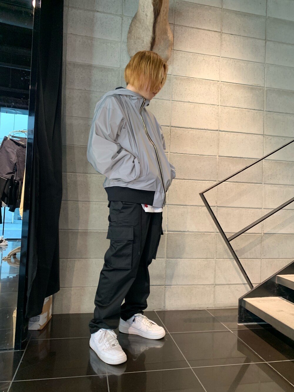 ブラック系のその他パンツ、ブラック系のカーゴパンツ、ブラック系のその他パンツを着用したメンズの冬コーディネートの1枚目の写真
