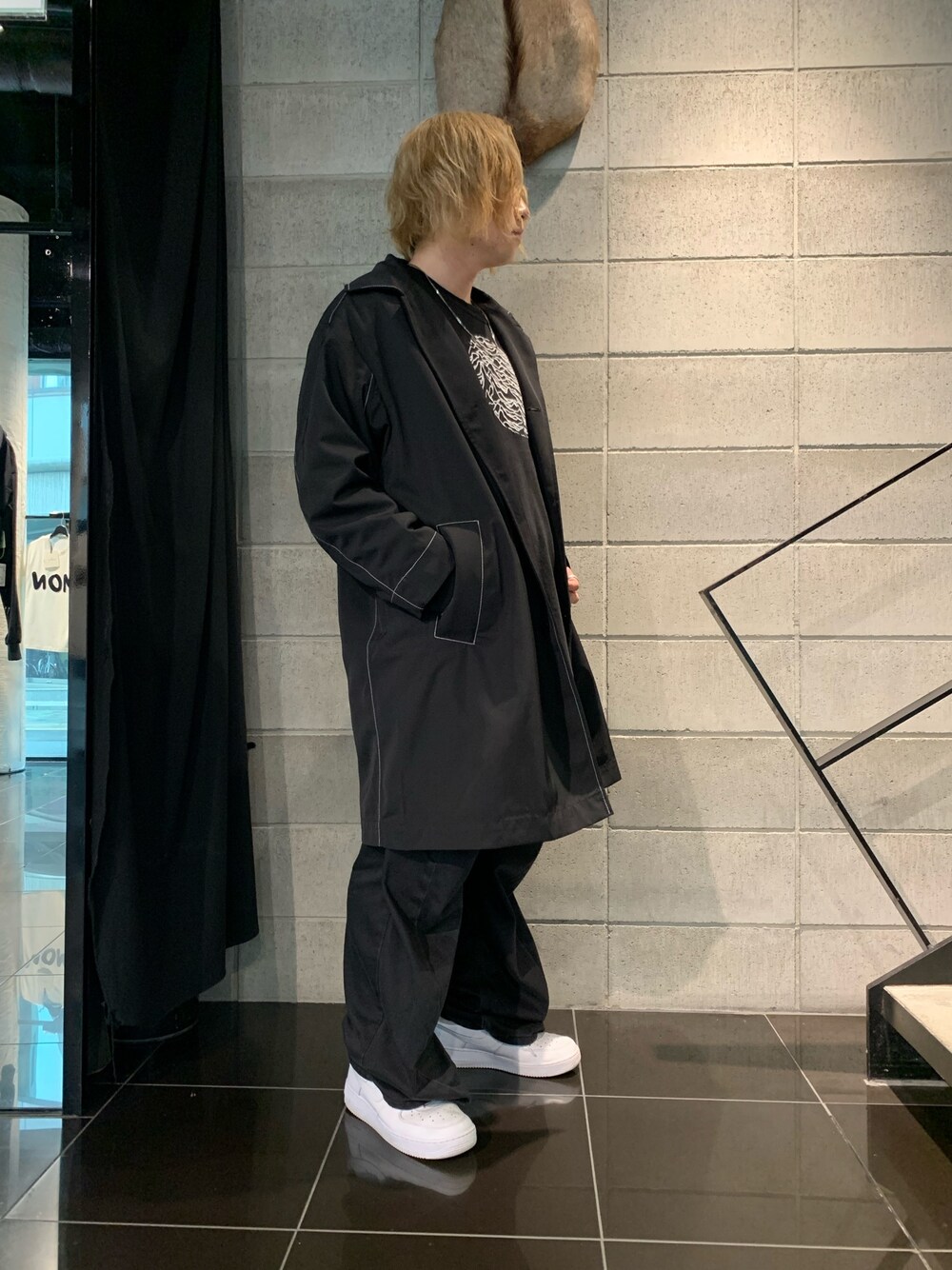 ブラック系のステンカラーコート、ブラック系のステンカラーコート、ブラック系のステンカラーコートを着用したメンズの春コーディネートの1枚目の写真