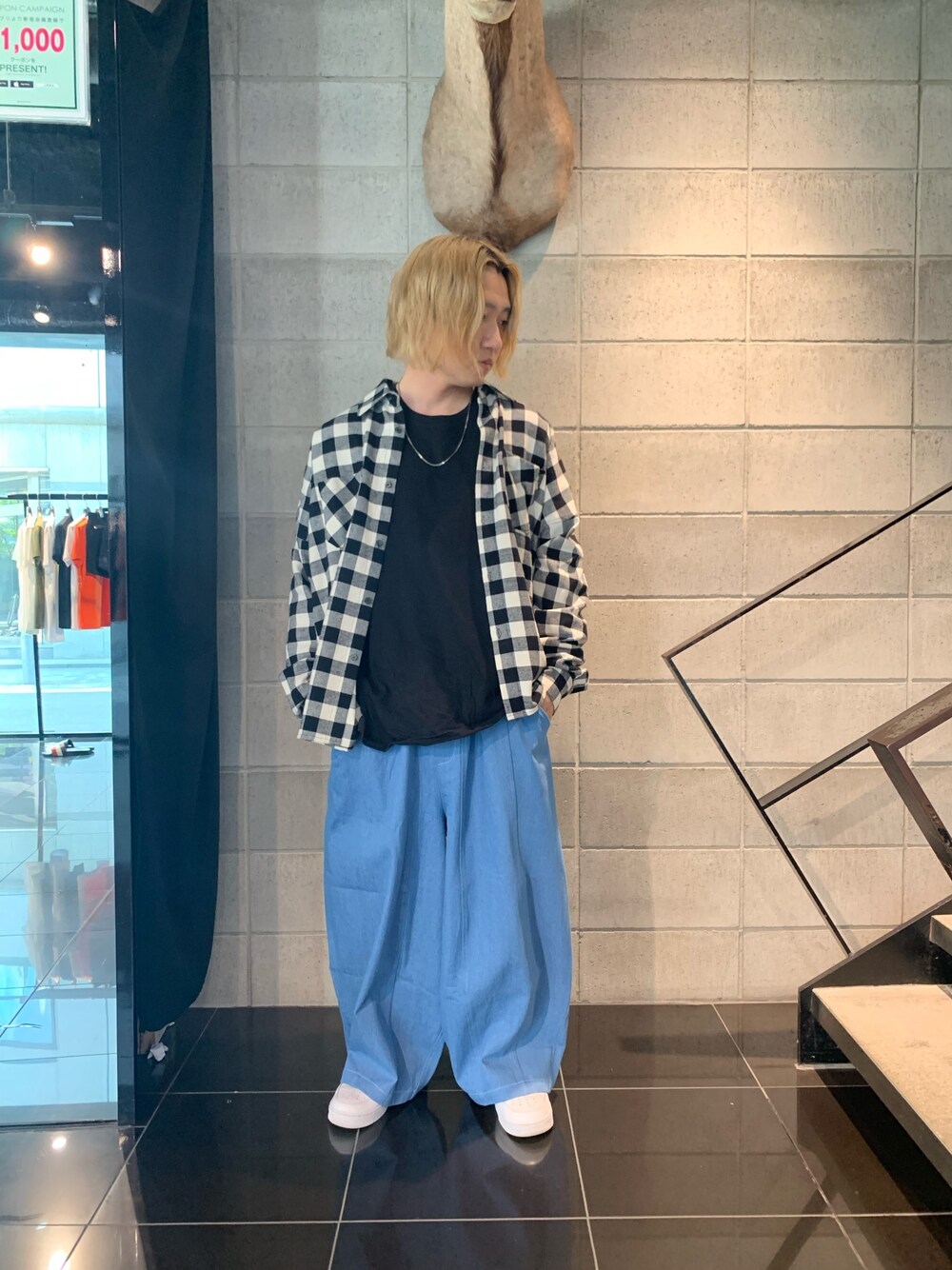 ホワイト系のシャツ/ブラウス、ブルー系のデニムパンツ、ホワイト系のシャツ/ブラウスを着用したメンズの春コーディネートの1枚目の写真